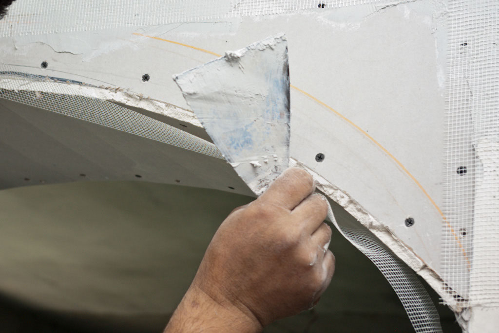 Applying fiberglass net on the curved arch