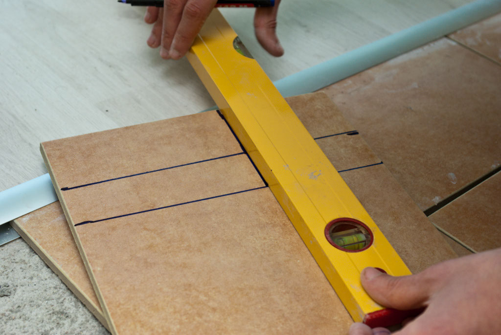 Marking cut lines on tile