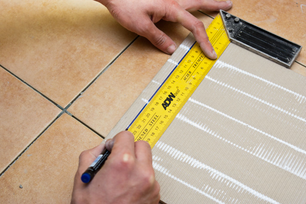 Marking the cut line on a tile