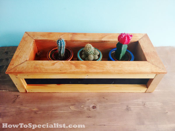 DIY-planter-box-with-chalkboard-faces