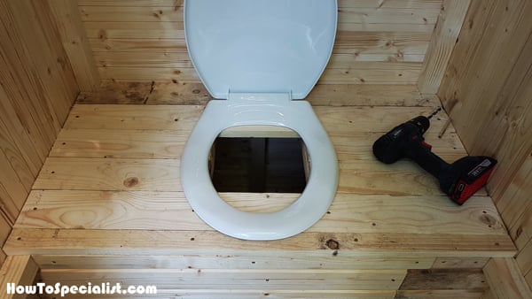 Fitting-the-toilet-seat