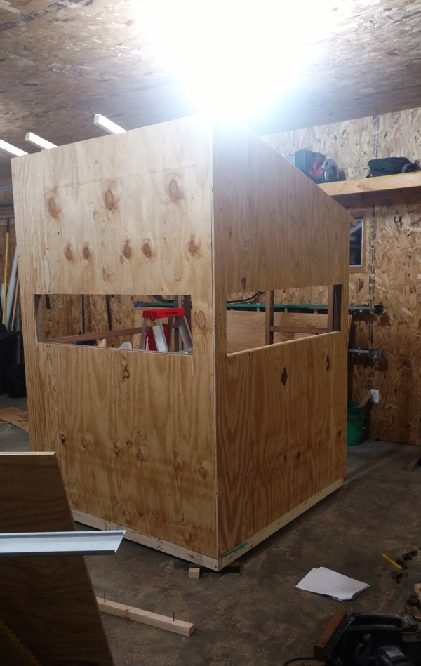 Attaching-plywood-to-the-deer-stand