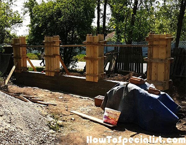 Formwork-for-the-fence-pillars