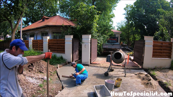 Finishing-the-concrete-driveway