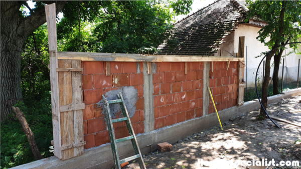 Forming-the-columns-of-the-brick-wall