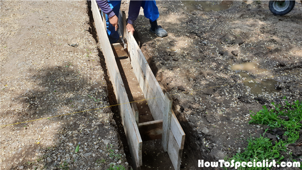 Formwork-for-the-driveway-drainage-trench