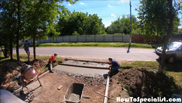 Screeding-the-concrete-driveway