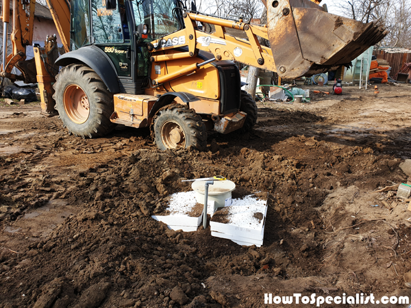 Covering-the-septic-tank-with-soil-and-leveling