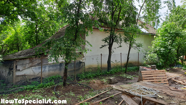 Old-fence-with-wire-mesh