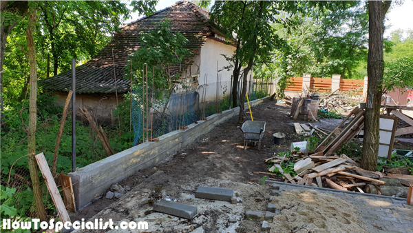 Removing-the-formwork-from-the-concrete-fence