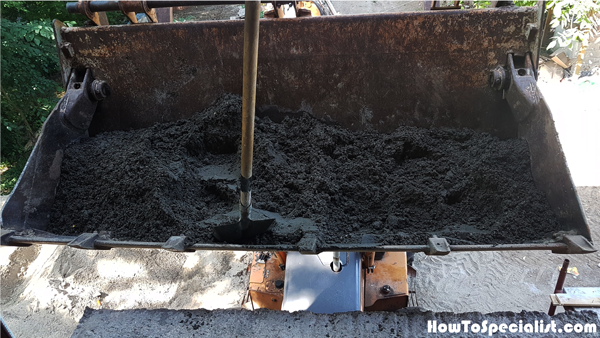 Front-bucket-loader-full-with-screed