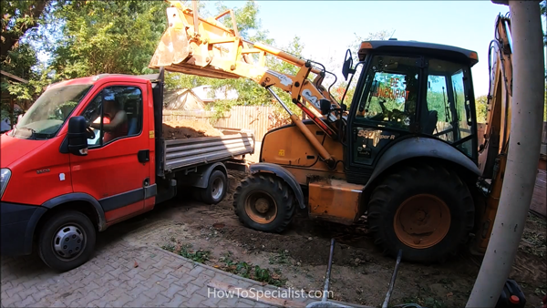 Loading-soil-into-the-dump-truck
