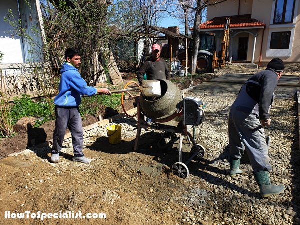 Mixing-concrete-in-a-mix