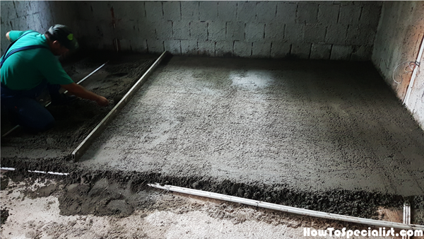 Screeding-a-floor-by-hand