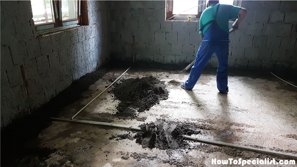 Spreading-the-screed-over-the-concrete-floor