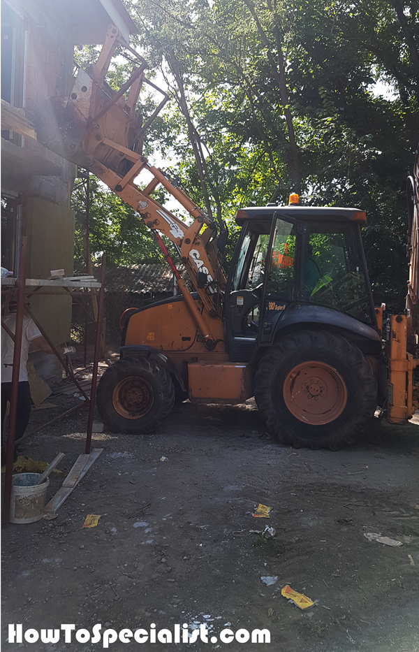 Using-a-front-loader-to-lift-the-screed-to-second-floor