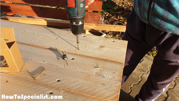 Attaching-the-slats-to-the-tabletop