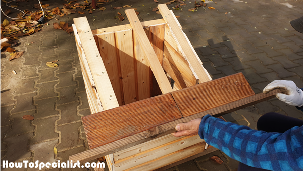 Fitting-the-slats-for-the-roof-of-the-cat-house
