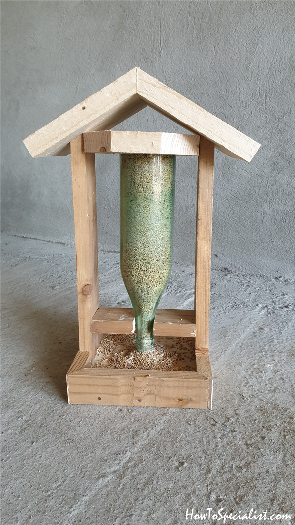 Bird-feeder-with-bottle