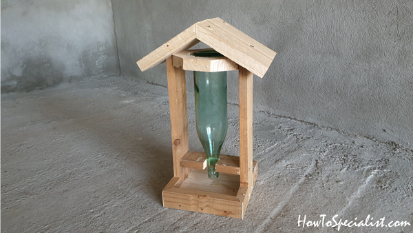 Bird-feeder-with-bottle