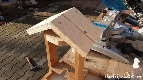 Fitting-the-roof-to-the-feeder