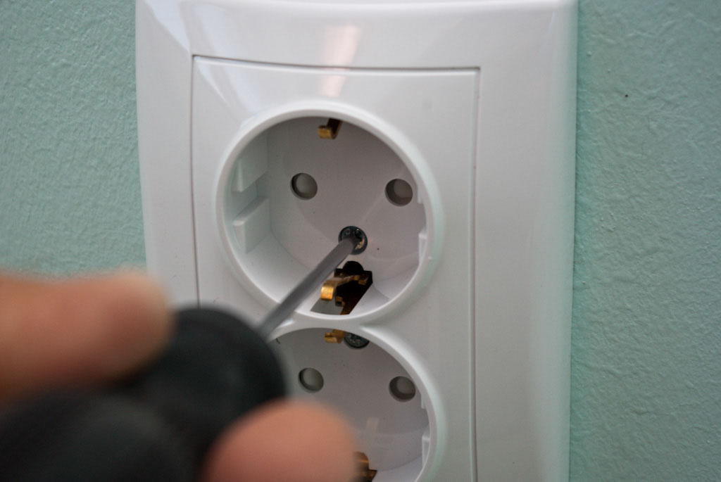 Fastening the outlet cover with screws