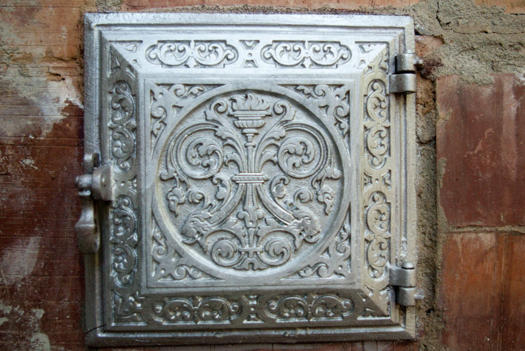 Iron cast stove doors coated with aluminium bronze