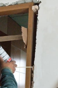 Using polyurethane foam to install the door