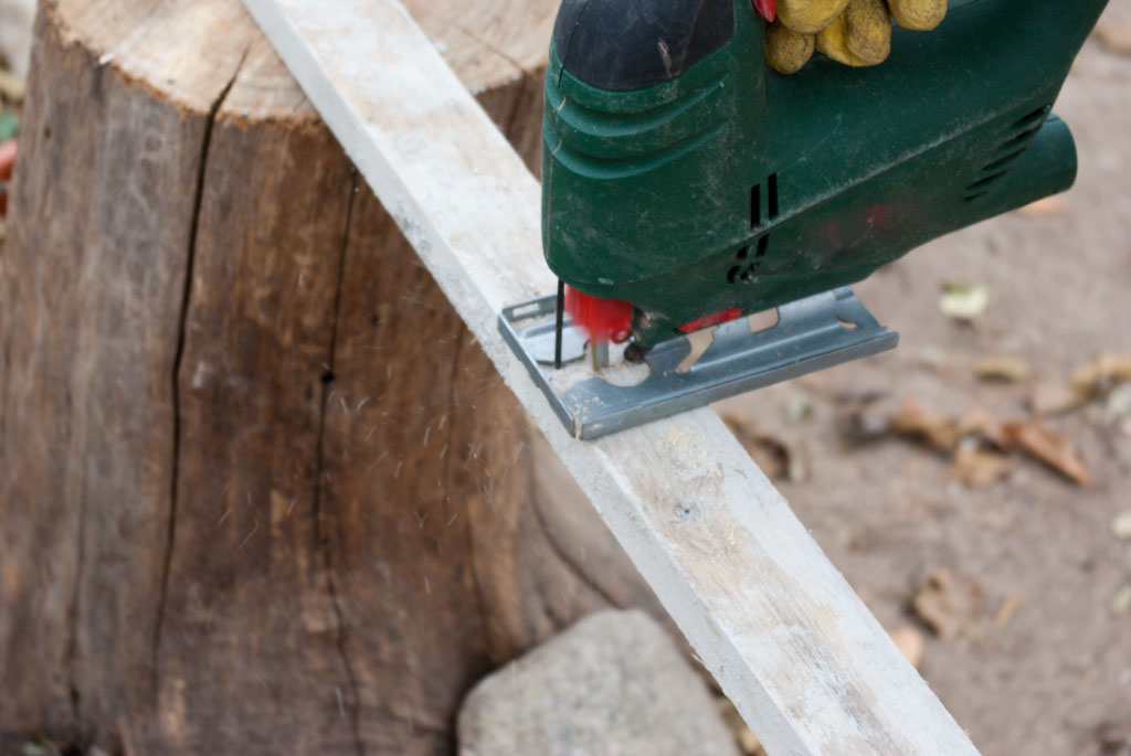 Cutting corner posts for compost bin