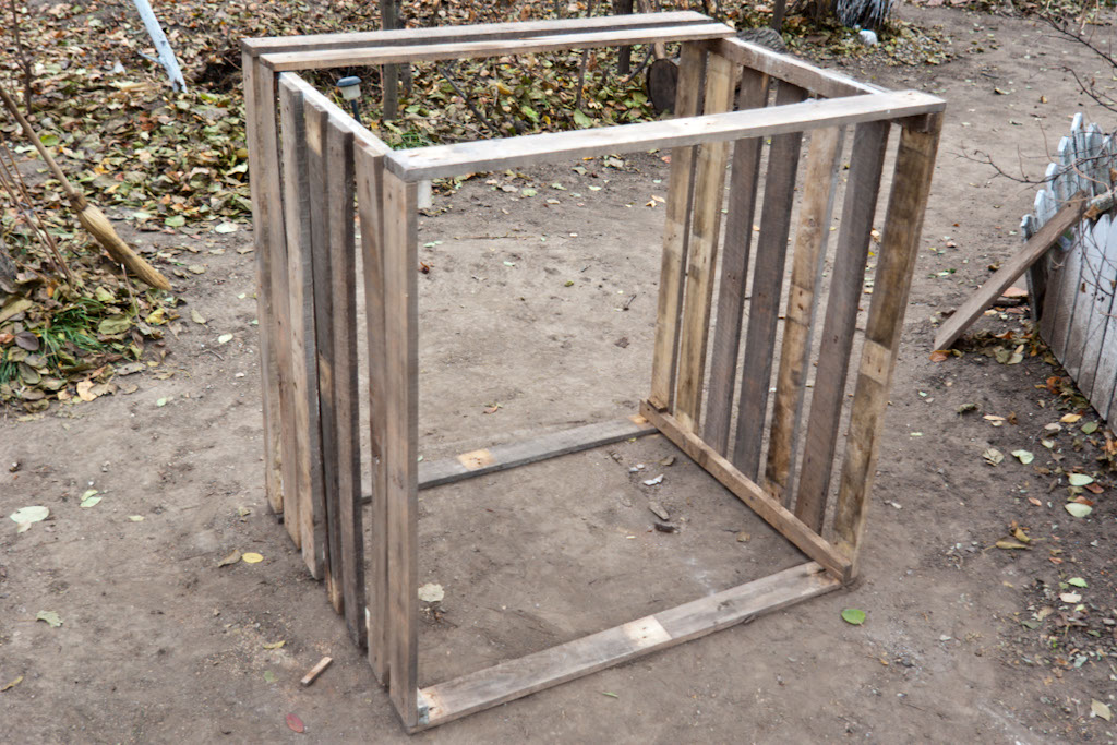 Locking together the compost bin