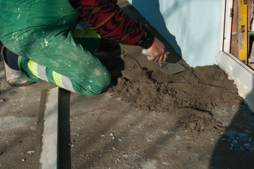 Spreading screed with a margin trowel