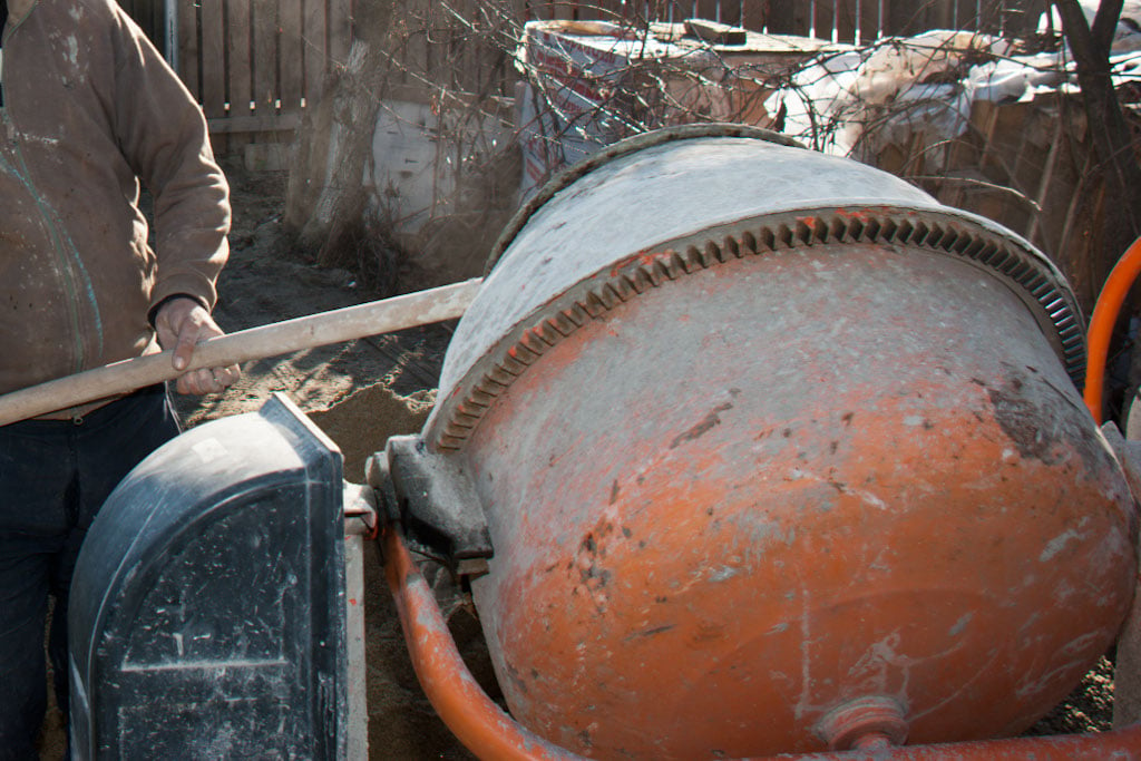 Mixing cement screed