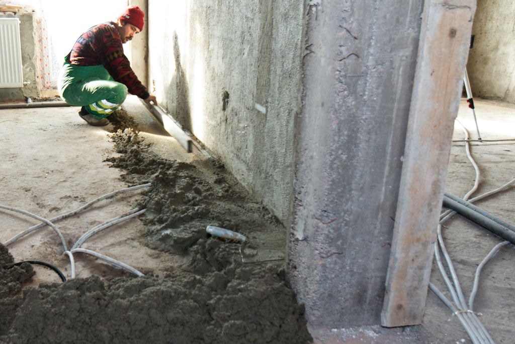 Making sure the screed is level