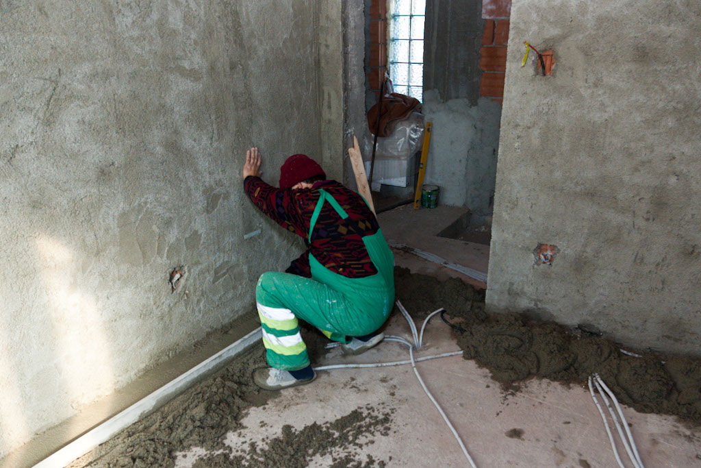 Puring screed on floor