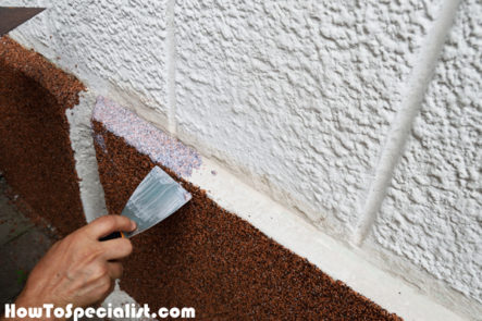 Applying-the-plaster-to-narrow-spots