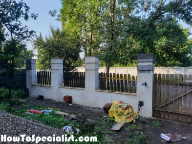 Plastering-the-concrete-fence