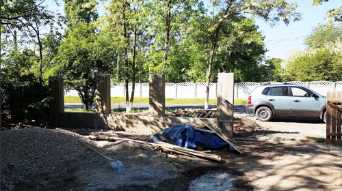 Removing-the-formwork-from-the-concrete-fence