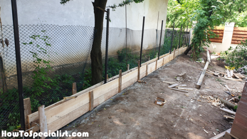 Formwork-for-the-concrete-fence