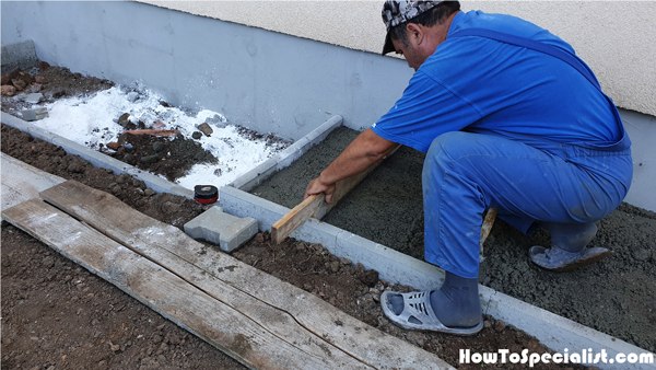 How to Build Walkways around the House with Pavers | HowToSpecialist ...