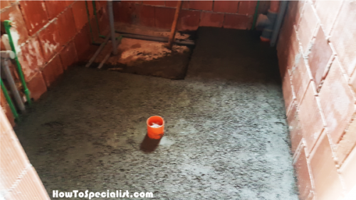 Screeding-the-bathroom-floor