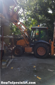 Using-a-front-loader-to-lift-the-screed-to-second-floor