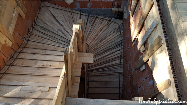 Building-a-wooden-form-for-concrete-stairs