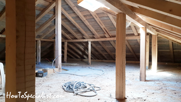 Hip-roof-seen-from-attic