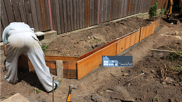 Assembling-the-retaining-wall-formwork