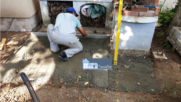 Screeding-the-concrete-pad