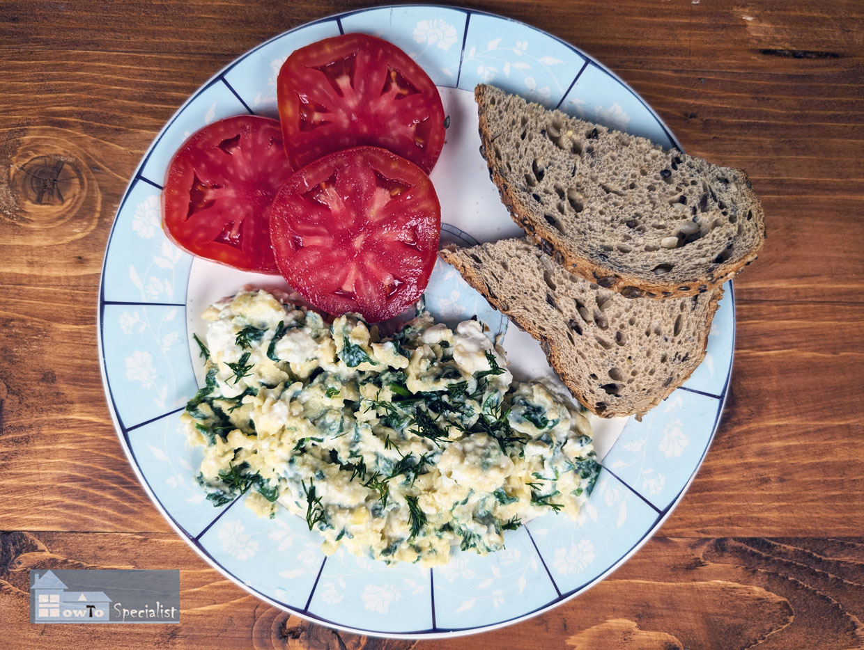 Scrambled-eggs-with-spinach