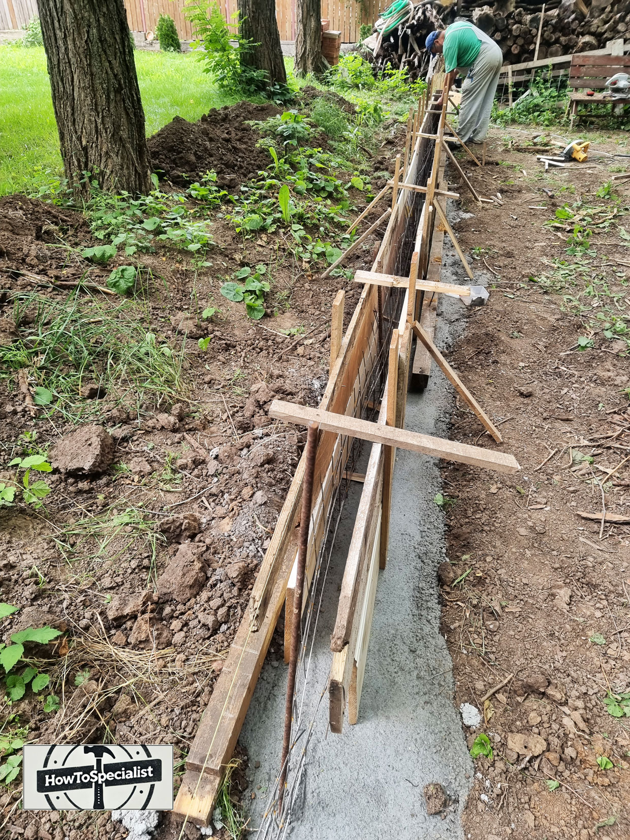 Wooden-formwork-for-concrete-retaining-wall